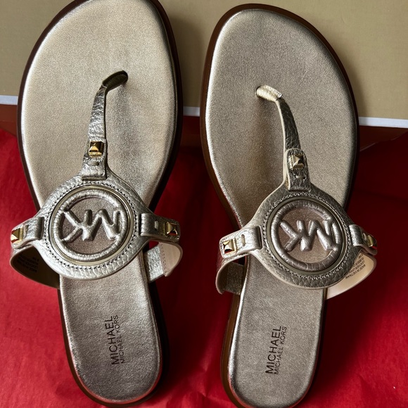 Michael Kors Aubrey Cut Out Thong Flat Slippers MK Logo Pale Gold SZ 9.5M - NIB - Picture 2 of 7